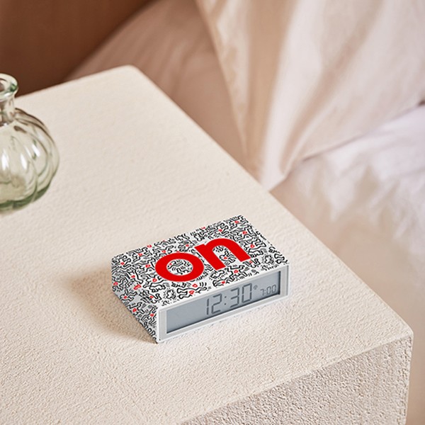 Sat budilica LEXON x KEITH HARING Flip+, Love, bijeli